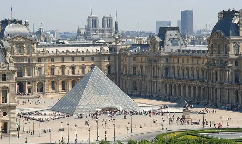 Военнослужащий открыл огонь у Лувра после нападения