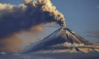 На Камчатке вулкан Шивелуч выбросил трехкилометровый столб пепла