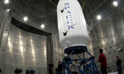 SpaceX отправит двух туристов вокруг Луны в 2018 году