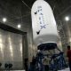 SpaceX отправит двух туристов вокруг Луны в 2018 году