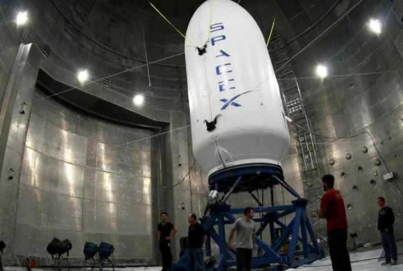 SpaceX отправит двух туристов вокруг Луны в 2018 году