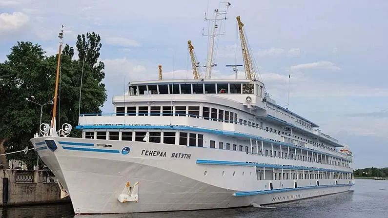 Круизный лайнер «Генерал Ватутин» сменит флаг и порт приписки