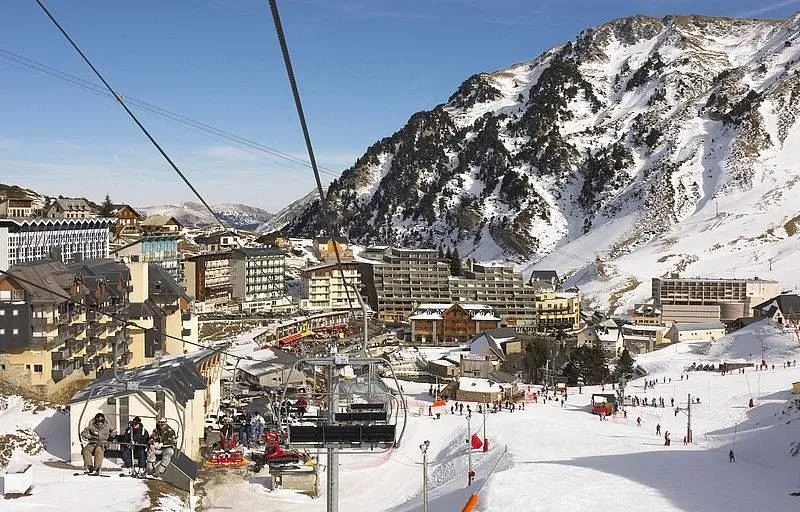 Президент Франции с супругой проводит праздники на горнолыжном курорте Ля Монжи