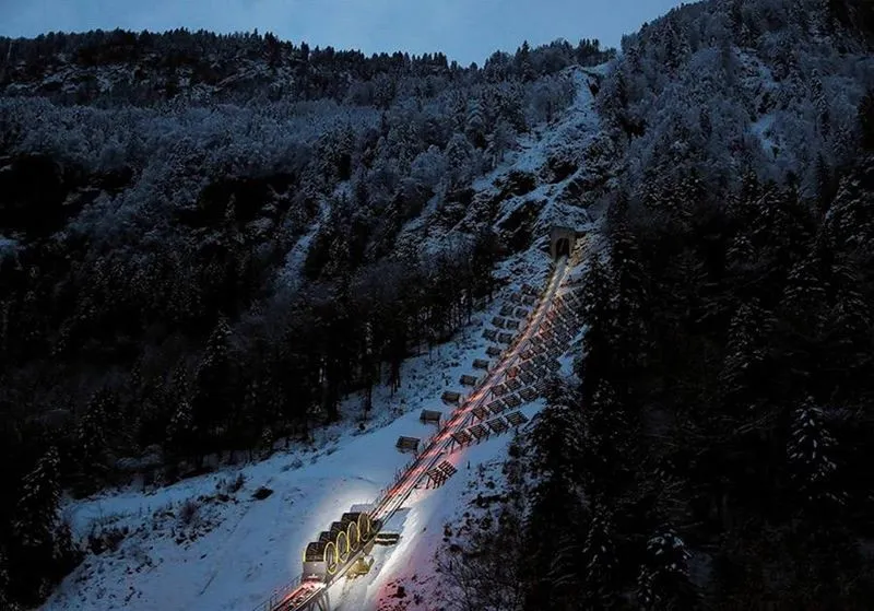В Альпах открылся самый крутой фуникулер