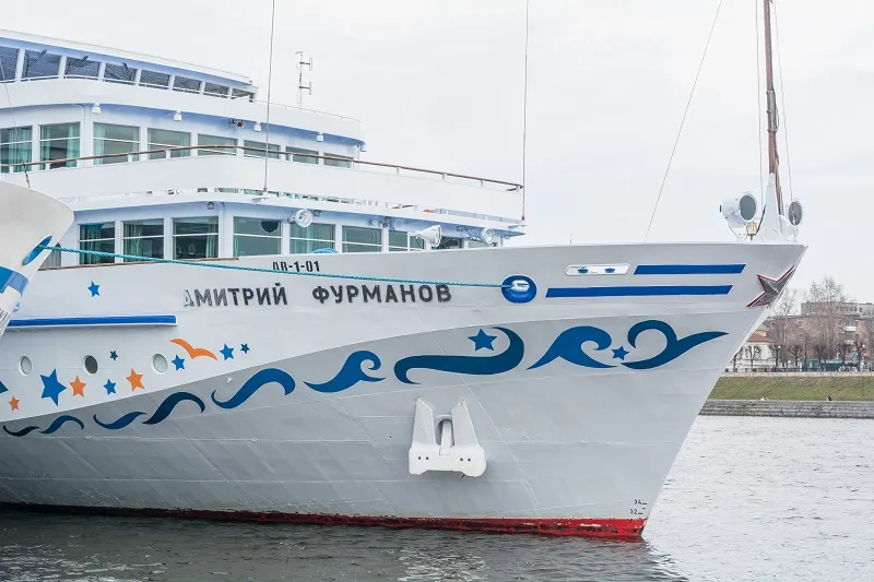 «Дмитрий Фурманов» — один день из жизни круизного города развлечений