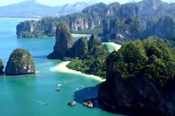 Парусная яхта затонула у побережья Краби