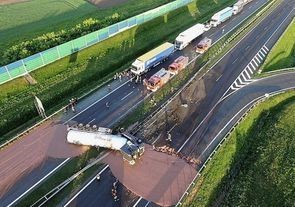 Грузовик с шоколадом перевернулся в Польше