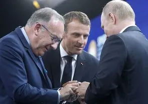 Французы подарили Путину галльского петуха