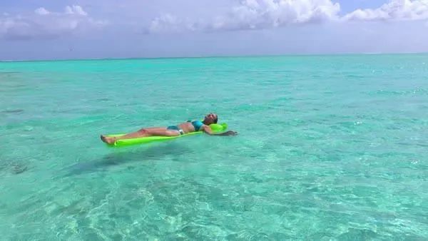 Туристка из России провела 20 часов в открытом море на надувном матрасе