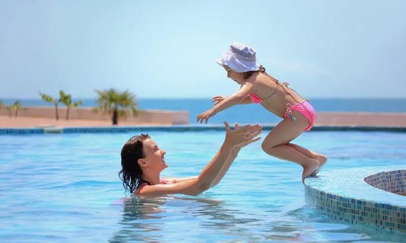 Лайфхаки — Пять упражнений, которые научат ребёнка плавать