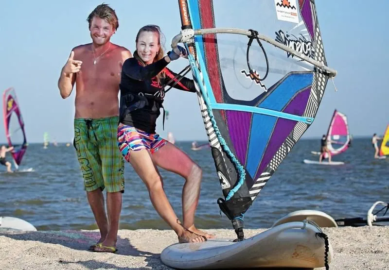 Доска, парус, волны и позитив