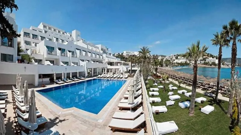 Voyage Bodrum 4* - деревянный пляж