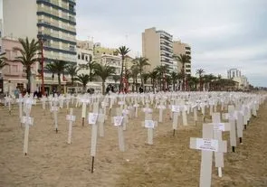Испанский пляж превратили в кладбище