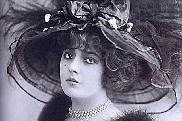 Молчи, грусть, молчи…