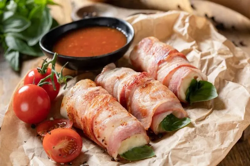 Горячие рецепты холодной осени: Сыр сулугуни, обжаренный в беконе