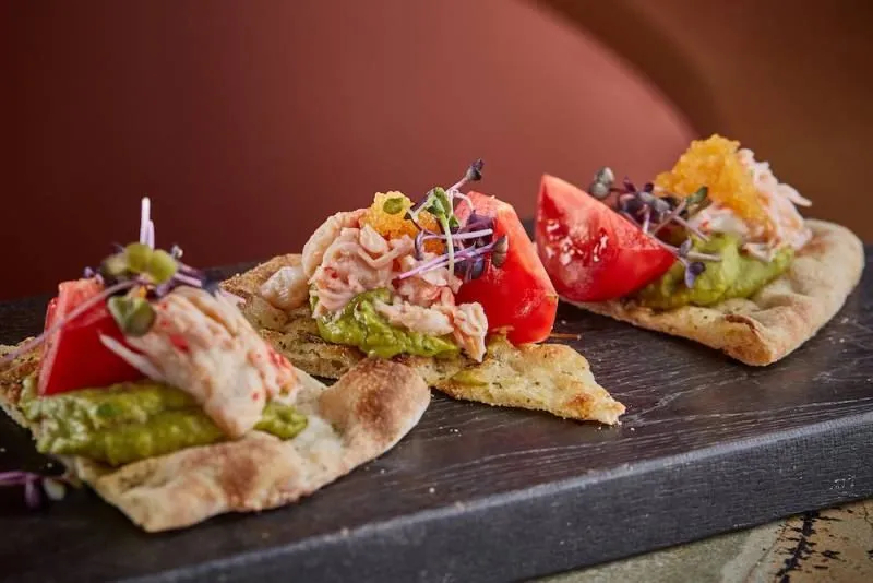 Икорная феерия —  Фокачча с мясом краба и икрой