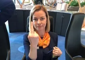 Аэропорт Шереметьево уволил сотрудницу, показавшую пассажиру средний палец