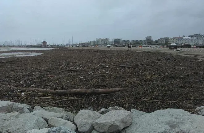 Итальянский Римини не смог подготовиться к пляжному сезону