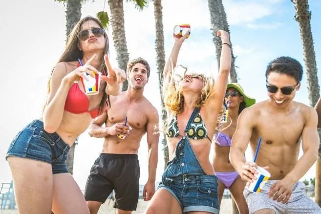 Россияне рассказали, как много они пьют на отдыхе