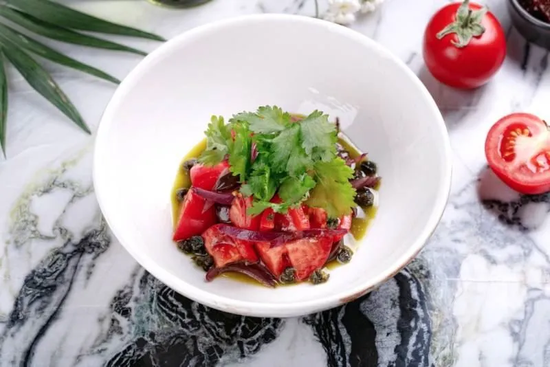 Гастропутешествие в лето — Сладкие томаты с песто и красным луком