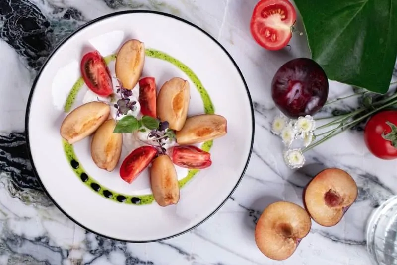 Гастропутешествие в лето — Салат со страчателлой, сливами и томатами