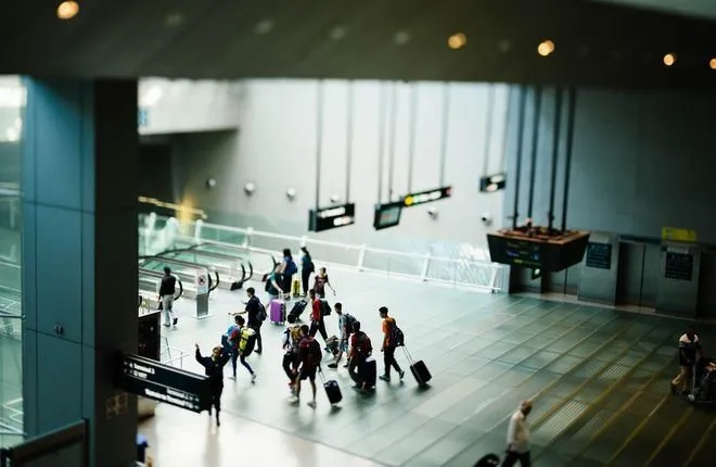 Авиапассажиры рассказали, почему встают на посадку заранее