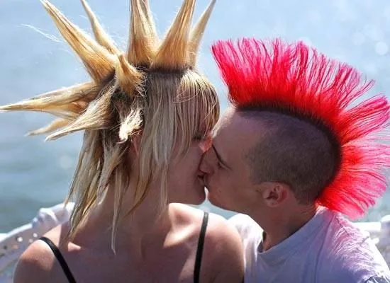 Рукопожатие, объятия и поцелуи – как вести себя в разных странах Европы