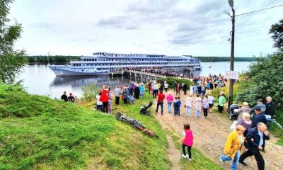 Первый круизный теплоход зашел в Невскую Дубровку