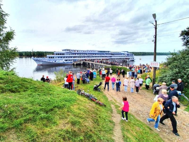 Первый круизный теплоход зашел в Невскую Дубровку