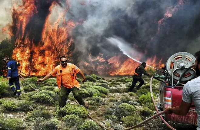 Премьер Греции прервал отпуск из-за пожаров в стране