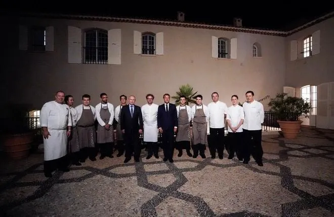 Стало известно, кто приготовил ужин для Макрона и Путина