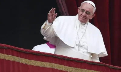 Папа Римский застрял в лифте и опоздал на проповедь