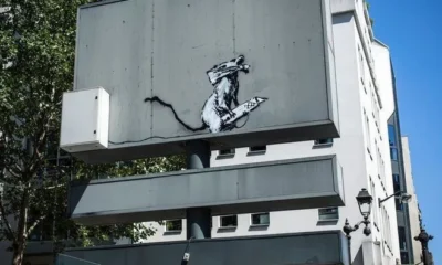 Около центра Помпиду украли работу Бэнкси