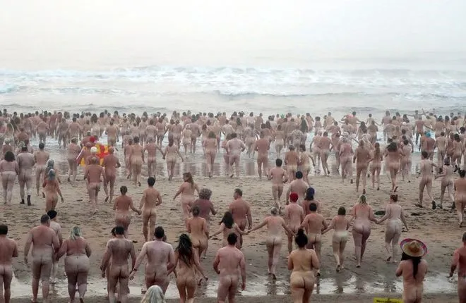 Сотни голых мужчин и женщин искупались в Северном море