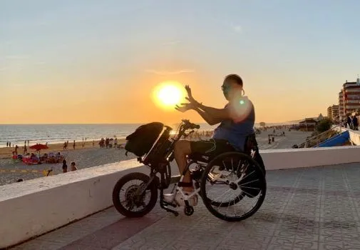 Парализованный испанец создал портал для людей с инвалидностью и вдохновляет их своим опытом