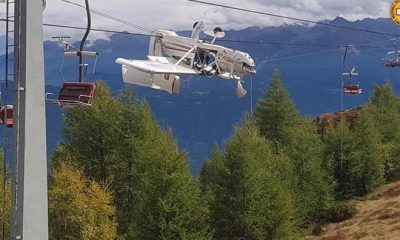 Самолет в Альпах запутался в проводах