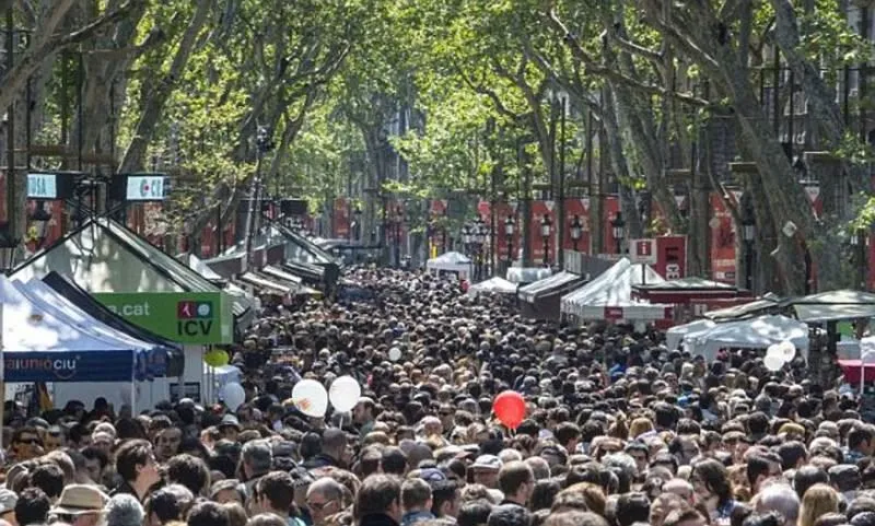 Десять мест на планете, где «яблоку негде упасть»