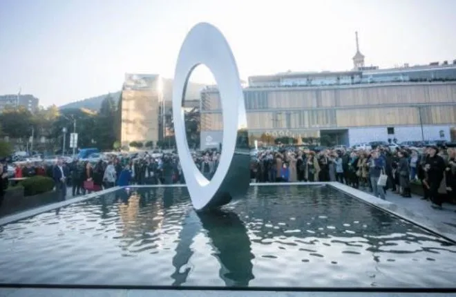 Новая необычная скульптура появилась в центре Тбилиси