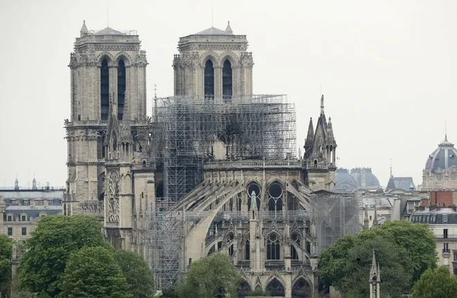 Нотр-Дам, забастовки и новости уикенда