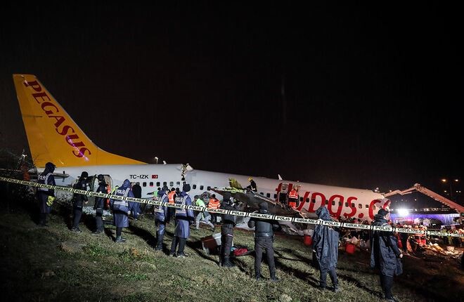 При жесткой посадке самолета в Стамбуле погибли 3 человека