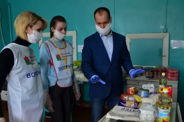 Продуктовые наборы начали выдавать школьникам в Вологодском районе