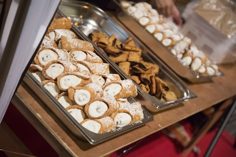 На десерт: канноли (cannoli) — подаются на Мальте к чаю или кофе