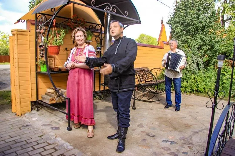 Ростовский край : гостеприимная семья Топорковых и их музеи топора, Ежа Петровича и мастерская по написанию икон