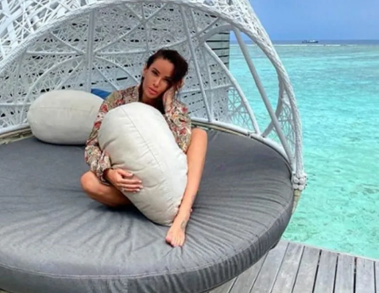 Айзу Анохину задержали в аэропорту Мале