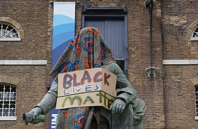 Музеям Великобритании запретили убирать из экспозиций статуи, вызывающие протесты