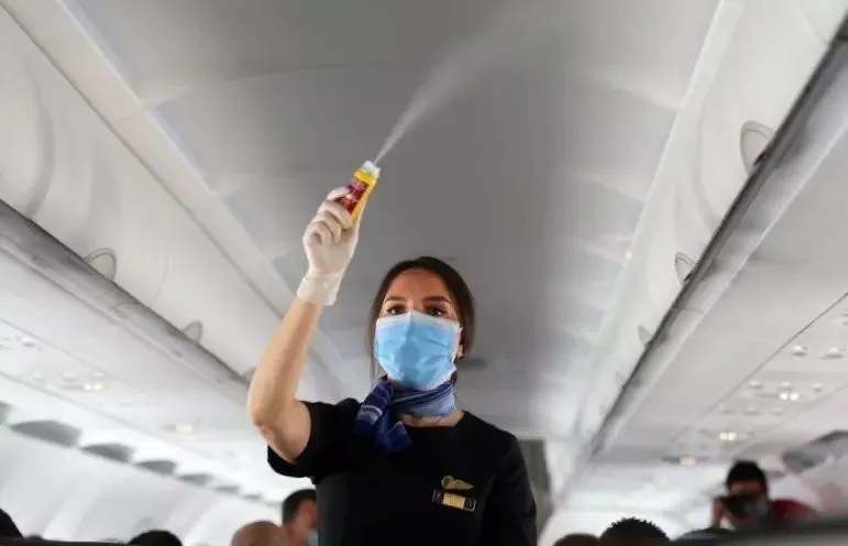 Чего следует избегать в самолете, чтобы не заразиться коронавирусом