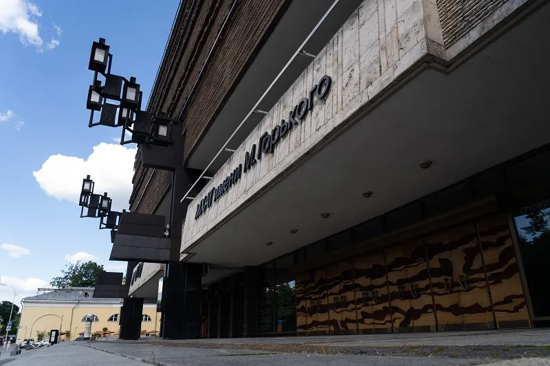 Медитация в цвете, МХАТ им. М. Горького «изнутри» и Женщины в Океане: Куда пойти, что посмотреть в марте.