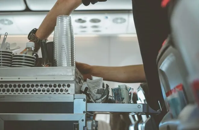 Путешественники рассказали, какие напитки предпочитают в самолете и поезде