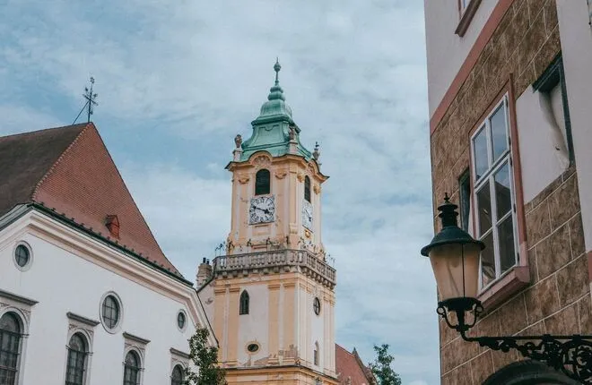 Словакия планирует разрешить въезд туристам, привитым «Спутником V»