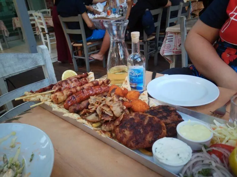 Отличная погода и радушный приём – россиянин рассказал, как отдыхает в Греции